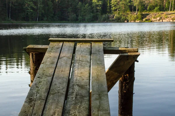 Puinen Silta Rauhallinen Sininen Järvi Vesi Vaakasuora Kuva — kuvapankkivalokuva