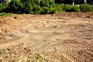 Kum üzerinde lastik izi yapım ekipmanı var. Açık, güneşli, yaz günü.