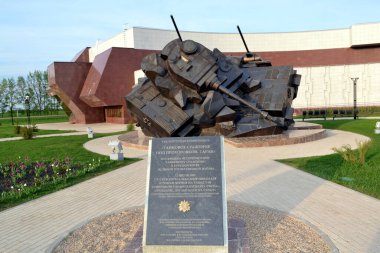 1943 yazında Kursk Muharebesi sırasında meydana gelen büyük bir çatışma tarihteki en büyük zırhlı çatışmalardan biri haline geldi. Prokhorovsky savaş meydanında bir anıt. Tank savaşı Prokhorovka, Belgorod, Rusya