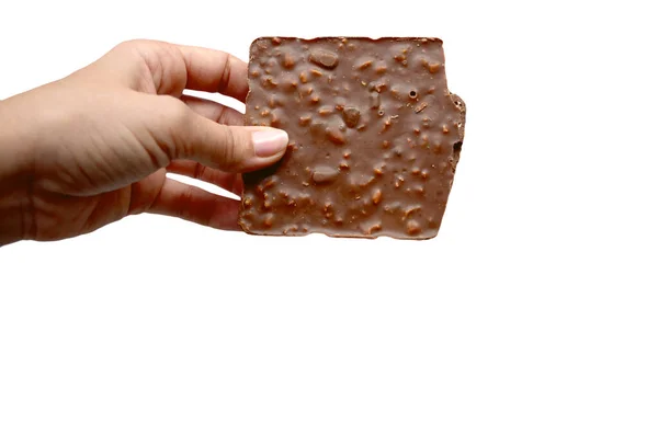茶色の壊れたバー 白い背景に女性の手にナッツとミルクチョコレート — ストック写真