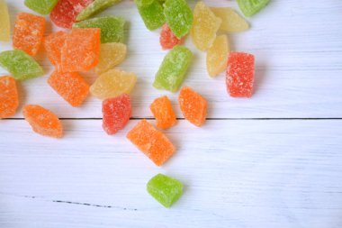 Beyaz, eski, tahta bir arka planda ananas dilimleri. Dört renk. Şekerli meyve. 