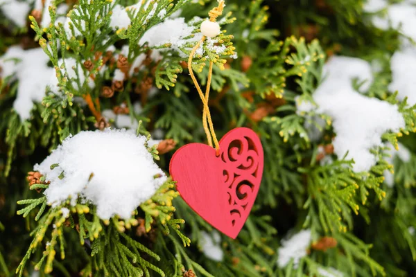 美丽的情人节背景 红色的木制心形枝条覆盖着白雪 结婚观念 — 图库照片