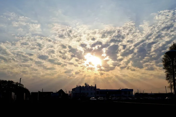 Morgendämmerung Über Der Stadt Sonnenstrahlen Durch Die Wolken Die Ruhe — Stockfoto