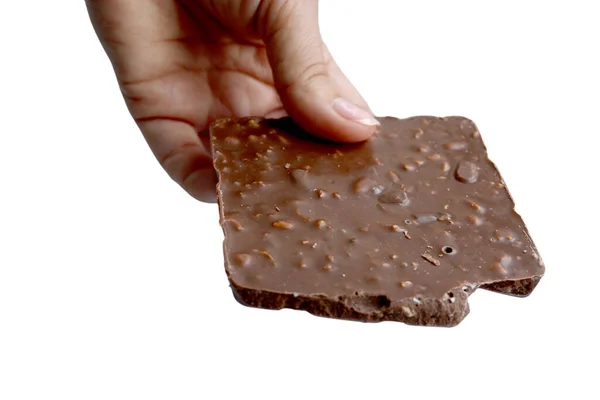 茶色の壊れたバー 白い背景に女性の手にナッツとミルクチョコレート — ストック写真