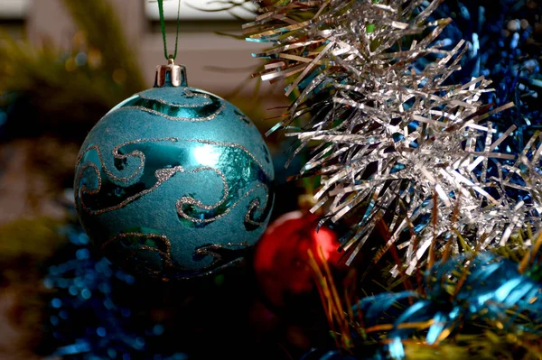 Weihnachtsspielzeug Blaue Kugel Auf Grünem Kiefernzweig — Stockfoto