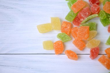 Beyaz, eski, tahta bir arka planda ananas dilimleri. Dört renk. Şekerli meyve. Boşluğu kopyala.