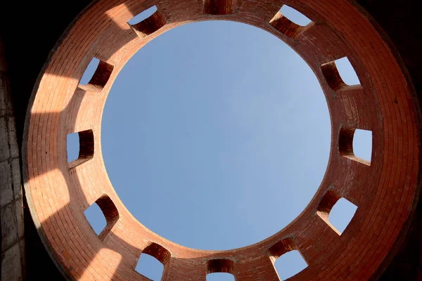 Céu Azul Telhado Aberto Construção Quadro Redondo Feito Paredes Tijolo — Fotografia de Stock