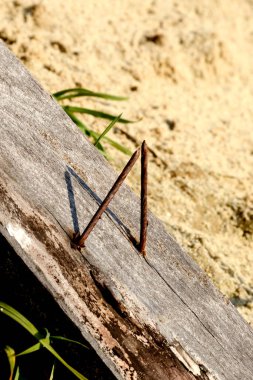 İnşaat alanında eski paslı çiviler, dikey fotoğraf.