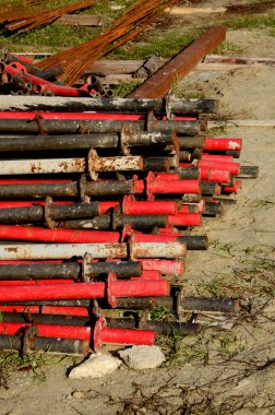 Monolitik plakaların teleskopik kaplaması inşaat sahasında yığınla yatıyor.