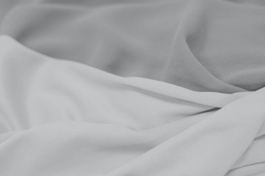 Karanlık ve aydınlık kumaştan güzel bir arka plan, seçici bir odak. Yatay fotoğraf tonu Ultimate Gray, eğilim 2021.