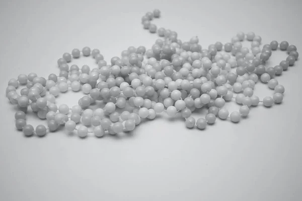 Boncuklar Ultimate Gray, trend 2021 'de tonlanıyor. Kadınlar Günü ve Sevgililer Günü için hediye, seçici odaklanma.