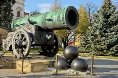 Moskova 'daki Kremlin' de Çar 'ın topunun anıtı. - Rusya. Güneşli bir sonbahar günü, yeşil Noel ağaçları ve mavi gökyüzüne karşı sarı ağaçlar..