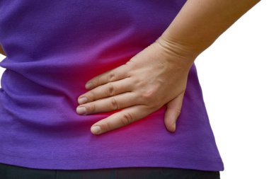 Sırt ağrısı çeken izole bir kadın, hasar yerinde kırmızı nokta. Sağlık konsepti, yatay yakın plan fotoğraf.