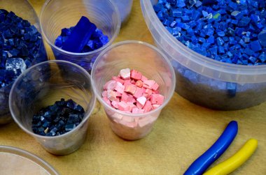 Masanın üzerindeki plastik kaplarda farklı renklerde. Seçici odak.