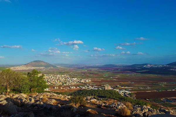 Hermosa vista del Monte Tabor y el campo circundante en Israel. Baja Galilea en el norte de Israel con campos agrícolas modernos en primer plano. El monte Tabor bíblico y la aldea árabe. — Foto de Stock