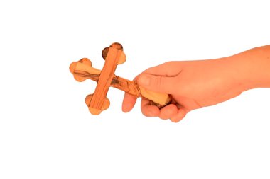 Kadın eli üzerinde tahta haç, yakın plan, düz. Kilise gereçleri. Din kavramı izole edildi