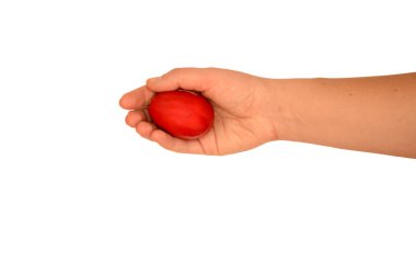 Kadın elinde kırmızı paskalya yumurtası, izole. Tatil konsepti, selamlar