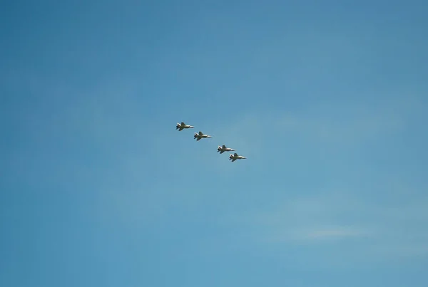 5月9日の勝利の日に軍事装備パレード 空のロシア軍の訓練航空機 — ストック写真