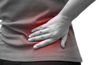 Sırt ağrısı çeken bir kadın. Hasar yerinde kırmızı nokta. Siyah beyaz fotoğraf. Sağlık konsepti, yatay yakın çekim fotoğrafı, izole edilmiş..