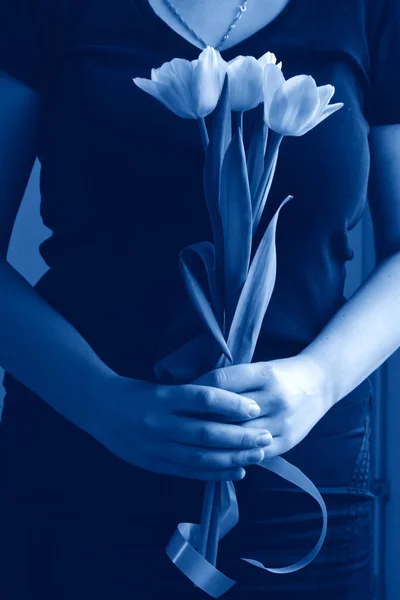 Frauenhände Halten Tulpen Urlaubskonzept Toning Foto Klassisch Blau Vertikales Foto — Stockfoto