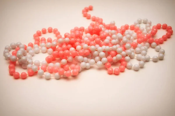 Rosafarbene Und Weiße Perlen Auf Hellem Hintergrund Getöntes Foto Geschenk — Stockfoto