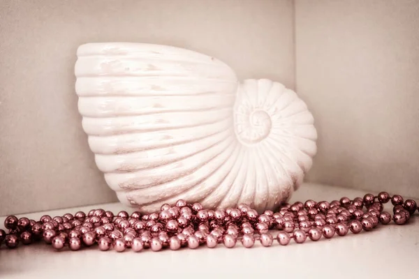 Coque Céramique Perles Brillantes Sur Étagère Design Intérieur Photo Est — Photo