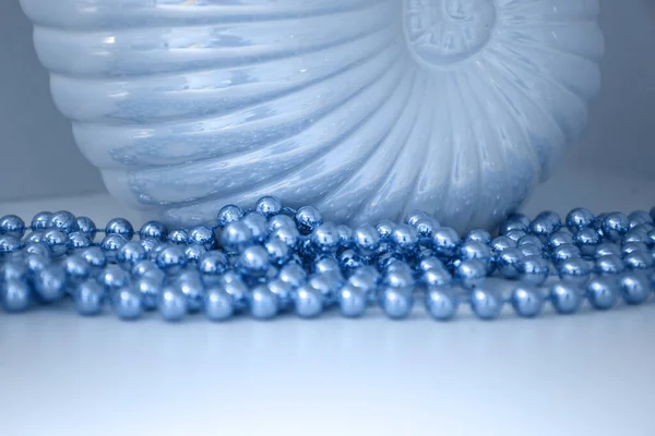 Dekorelement Perlen Auf Weißem Vasenhintergrund Form Einer Muschel Klassischer Blauton — Stockfoto
