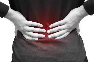 Bir adam ellerini sırtı ağrıyan bir adamın üstünde tutar. İltihaplanma bölgesinde kırmızı nokta, sağlık konsepti. Yatay siyah beyaz izole fotoğraf.