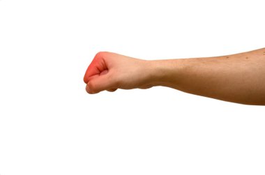 Kafkasyalı yetişkin bir erkeğin erkek eli. Yumruğunu sıkmış. Yatay renk fotoğrafı, izole edilmiş, iltihaplanma bölgesinde kırmızı nokta.