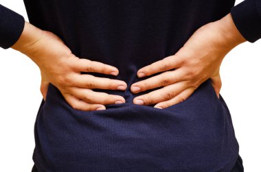 Bir adam ellerini beline koyar. Sırt ağrısı, sağlık konsepti. Yatay izole fotoğraf.