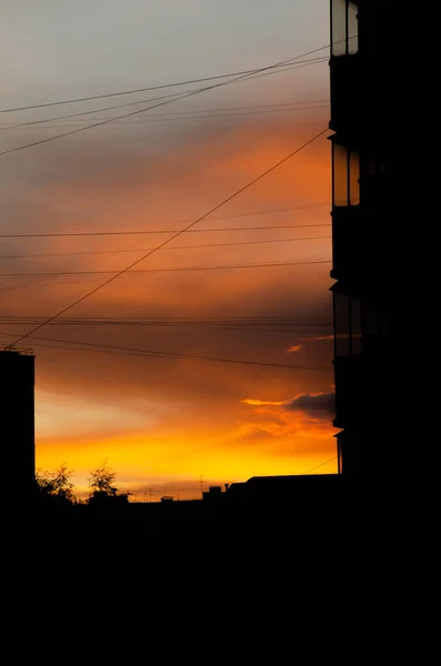 Hermosa Puesta Sol Ciudad Entre Las Siluetas Los Edificios Cielo —  Fotos de Stock