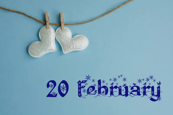 2月20日的纪念日 蓝色背景 白色的心与衣针 假日日历概念 世界社会公正日 — 图库照片