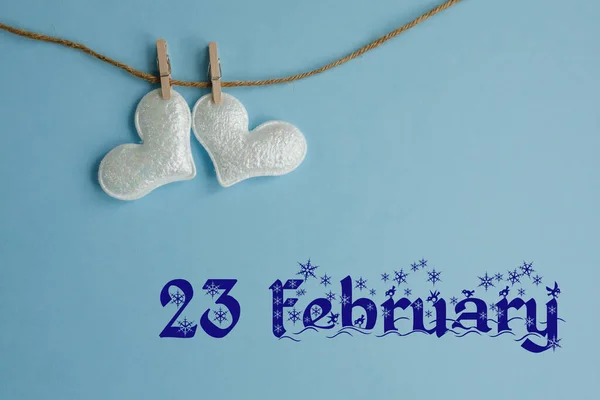 2月23日的纪念日 蓝色背景 白色的心与衣针 假日日历概念 — 图库照片