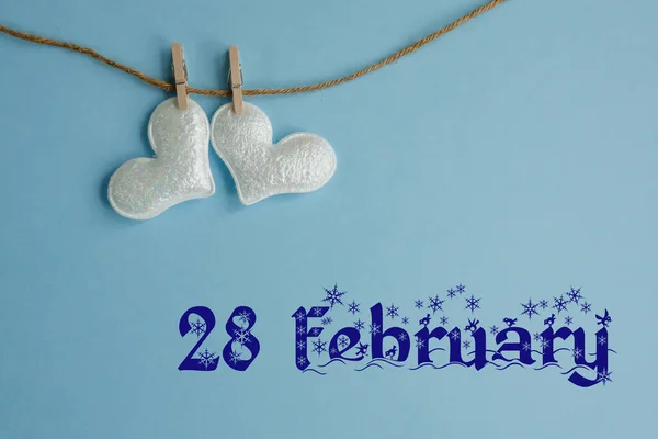 2月28日的纪念日 蓝色背景 白色的心与衣针 假日日历概念 — 图库照片