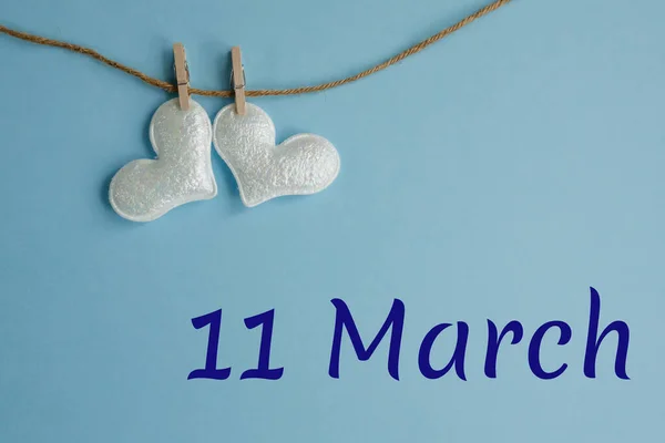 3月11日的纪念日 蓝色背景 白色的心与衣针 假日日历概念 — 图库照片