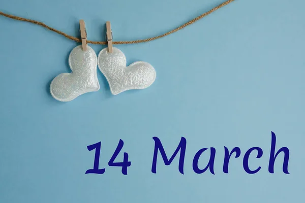 3月14日的纪念日 蓝色背景 白色的心与衣针 假日日历概念 — 图库照片