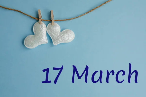 3月17日的纪念日 蓝色背景 白色的心与衣针 假日日历概念 — 图库照片