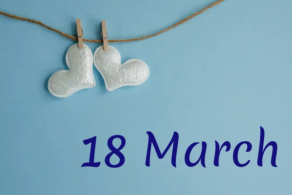 3月18日的纪念日 背景蓝色 心白皙 头戴衣针 假日日历概念 — 图库照片