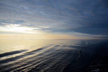 Sakin göl üzerinde bulutlu gün batımı gökyüzü. Sakin kuzey doğası