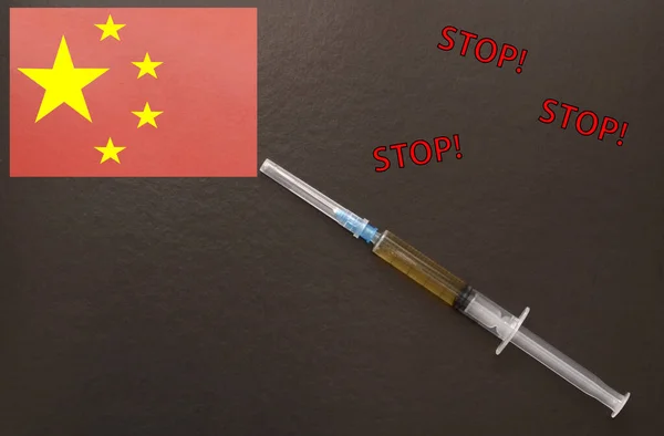 Bandiera Cinese Sfondo Nero Chiaro Una Siringa Con Medicina Ferma — Foto Stock