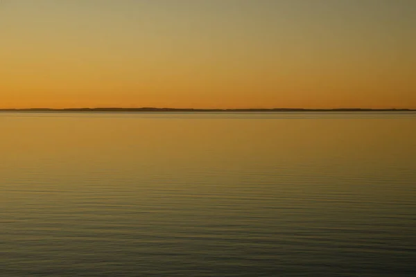 Чисте Небо Спокійна Озерна Вода Легкими Бризами Заході Сонця — стокове фото