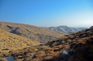Wadi Kelt ya da Nahal Prat, İsrail 'in Yahudi Çölü' nde. Açık bir günde doğa rezervi, mavi gökyüzü. Seçici odak.