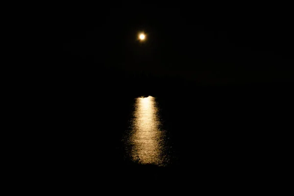Camino Luna Noche Que Calma Agua Del Lago Ladoga Entre —  Fotos de Stock