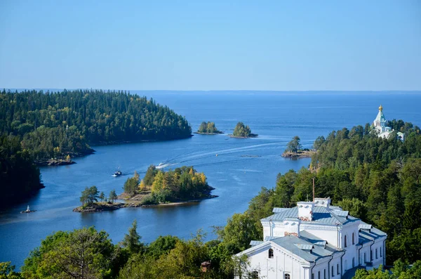 Vue Dessus Monastère Valaam Eau Bleue Lac Ladoga Forêt Verte — Photo