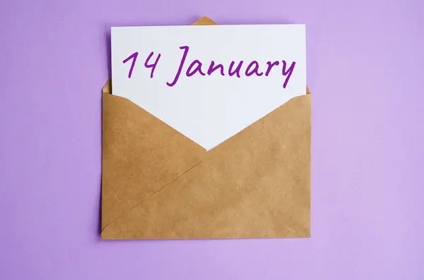 Sobre Kraft con una hoja de papel blanco y la inscripción 14 de enero sobre fondo lila. Calendario de correspondencia y concepto de fecha memorable — Foto de Stock