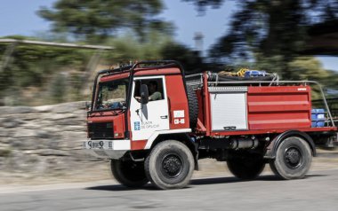 İtfaiye aracı hızla yangına doğru gidiyor.