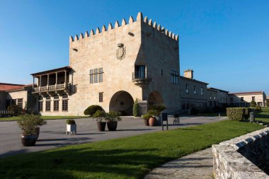 Yurt olarak kullanılan eski kale.