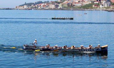 Serseri denizde bir yelkenli yarışında yarışıyor.