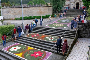 Çiçek halıları Corpus Christi 'deki kiliseye gidiyor.