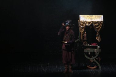 Bir tiyatro oyununa katılan aktörler